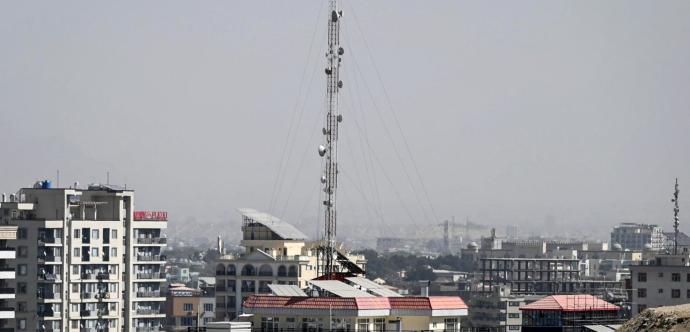 Une vue d’ensemble montre une antenne de télécommunications au milieu d’une panne nationale des réseaux à Kaboul, le 30 septembre 2025. L’Afghanistan connaît une deuxième journée sans Internet ni service de téléphonie mobile, après que les autorités talibanes ont coupé le réseau de fibre optique.