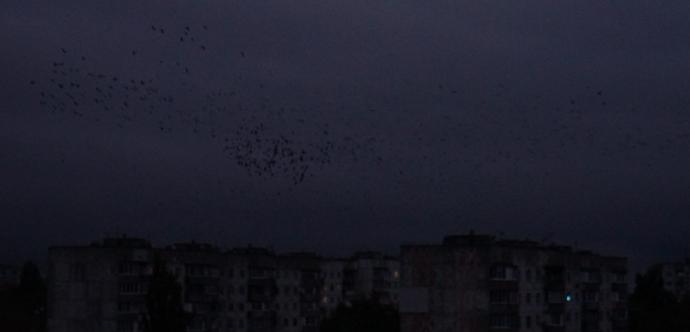 Des immeubles résidentiels ont été plongés dans le noir après une frappe russe lors de l’une des premières attaques contre les infrastructures civiles, le 2 octobre 2025.