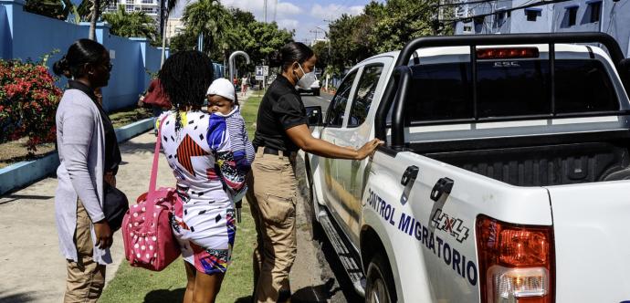 Une famille migrante se fait embarquer dans une voiture des patrouilles de migration