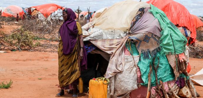 Une femme déplacée par la sécheresse se tient à côté d’un abri de fortune lors de la visite de Cindy McCain (non visible), directrice exécutive du Programme alimentaire mondial (PAM), venue évaluer les conditions de sécheresse au camp de personnes déplacées internes de Ladan, à Dolow, le 1er mai 2023.