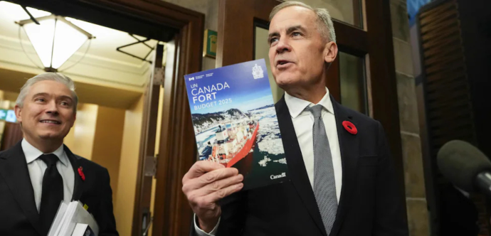 homme qui tient un papier