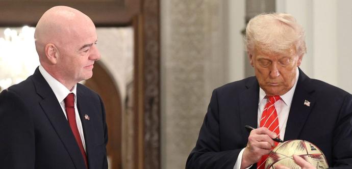 Donald Trump qui signe un ballon 