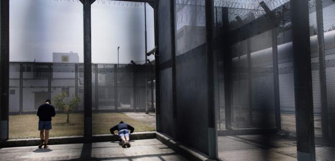 Homme dans une prison