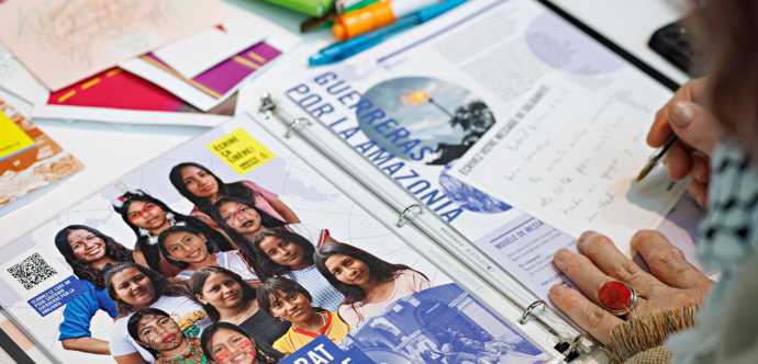 Personne entrain d'écrire pour la campagne Écrire ça libère