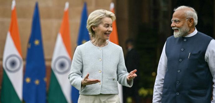 femme et homme qui parlent