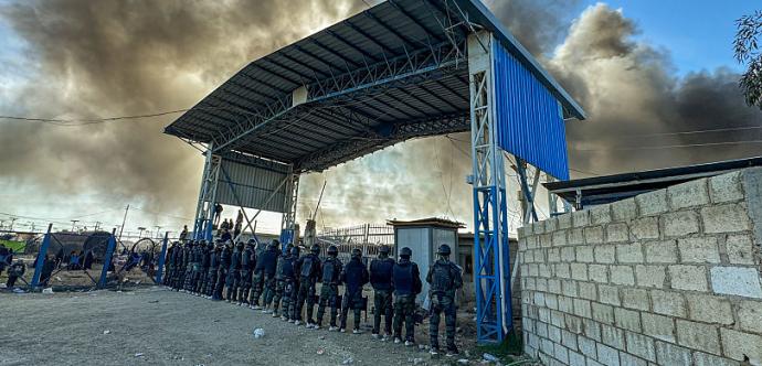 plusieurs agents devant une grande entrée 