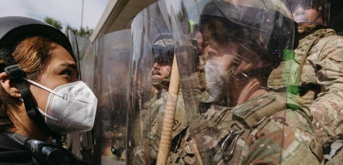 police et femme avec masque