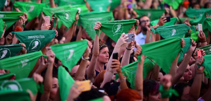 femmes qui portent des foulards verts en l'air