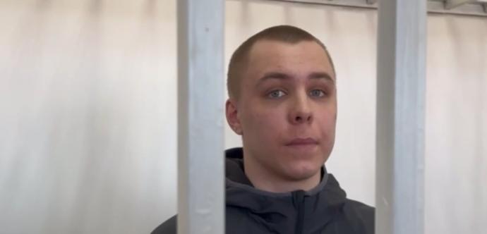 homme derriere les barreaux