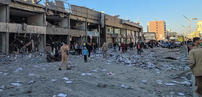 Une ville défaite sous les bombes