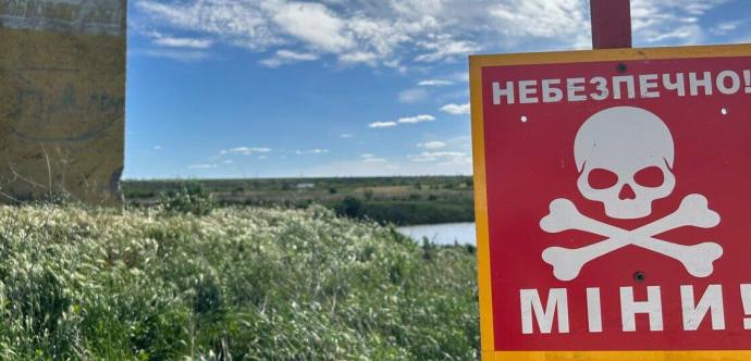 arrière fond de champ avec une affiche signalant des substances toxiques