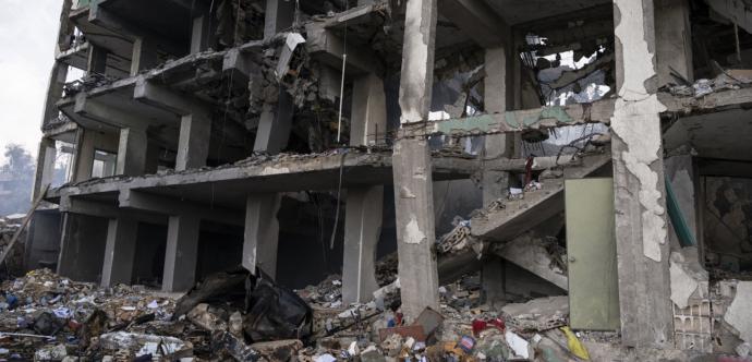 Bâtiment défait sous des bombardements