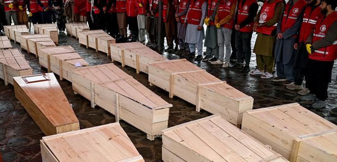 Plusieurs tombeaux et des soldats en arrière-plan