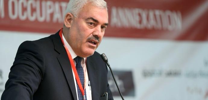 Shawan Jarabin qui parle dans un micro