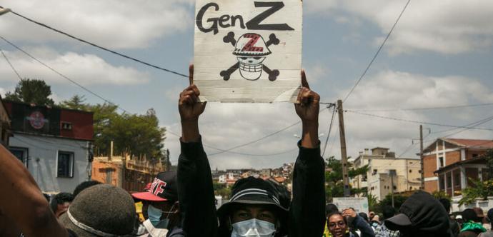 Des jeunes tenant une pancarte revendiquant le droit de manifester pour la génération z