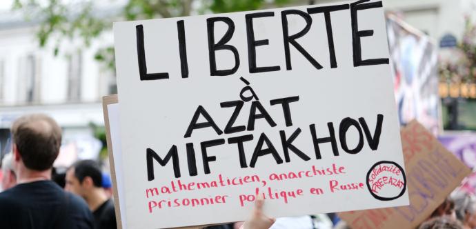 Pancarte demandant la liberté pour Azat Miftakhov
