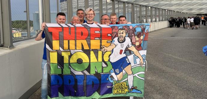 L'organisation « Three lions pride » tient fièrement sa banderole