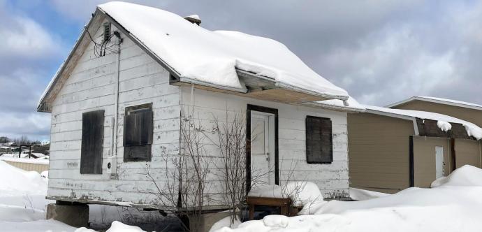 On y voit une maison en mauvaise condition à Manawan.