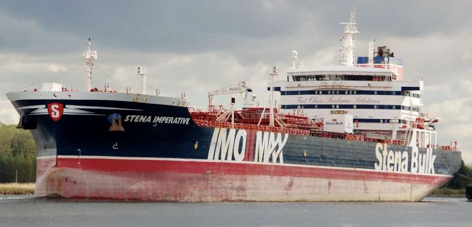 Un bateau de cargaison sur l'eau