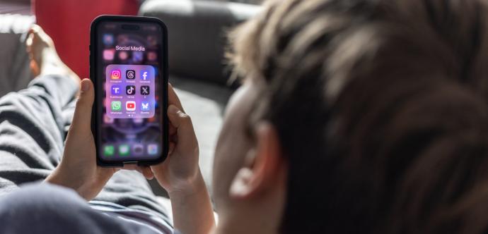 Adolescent qui regarde son téléphone