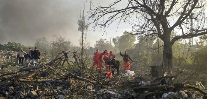 Des professionnels se promènent dans un champ de ruine