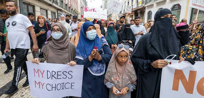 Des femmes voilées manifestent pour le droit de porter les vêtements qu'elles veulent