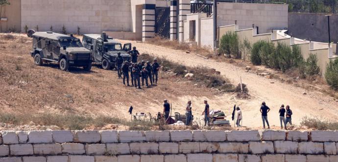 Des militaires surveillent une ville