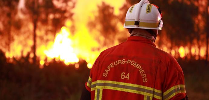 Un pompier fait face à de grandes flammes