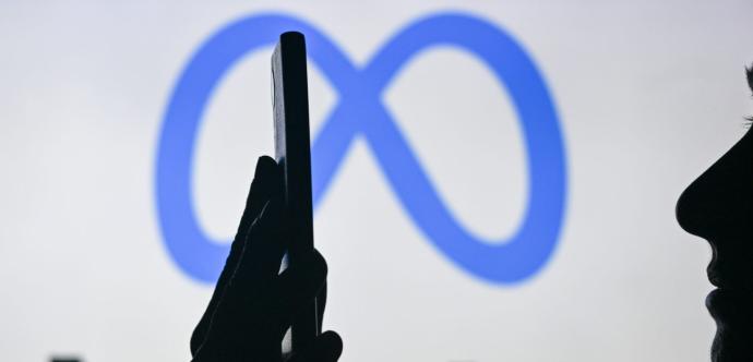 Un jeune regarde son téléphone