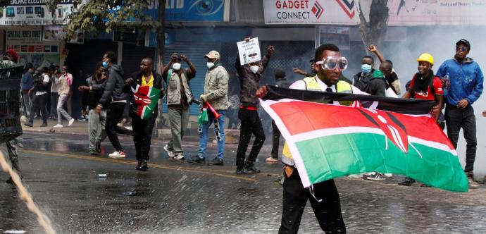 L'image montre des manifestants arborant le drapeau kényan lors des manifestations de la « Génération Z »