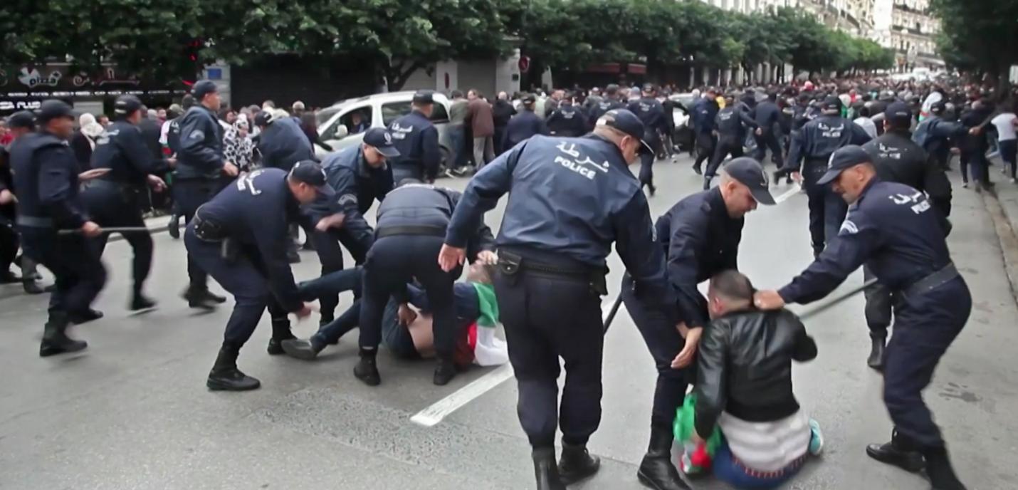 Des policiers algériens arrêtent des manifestants