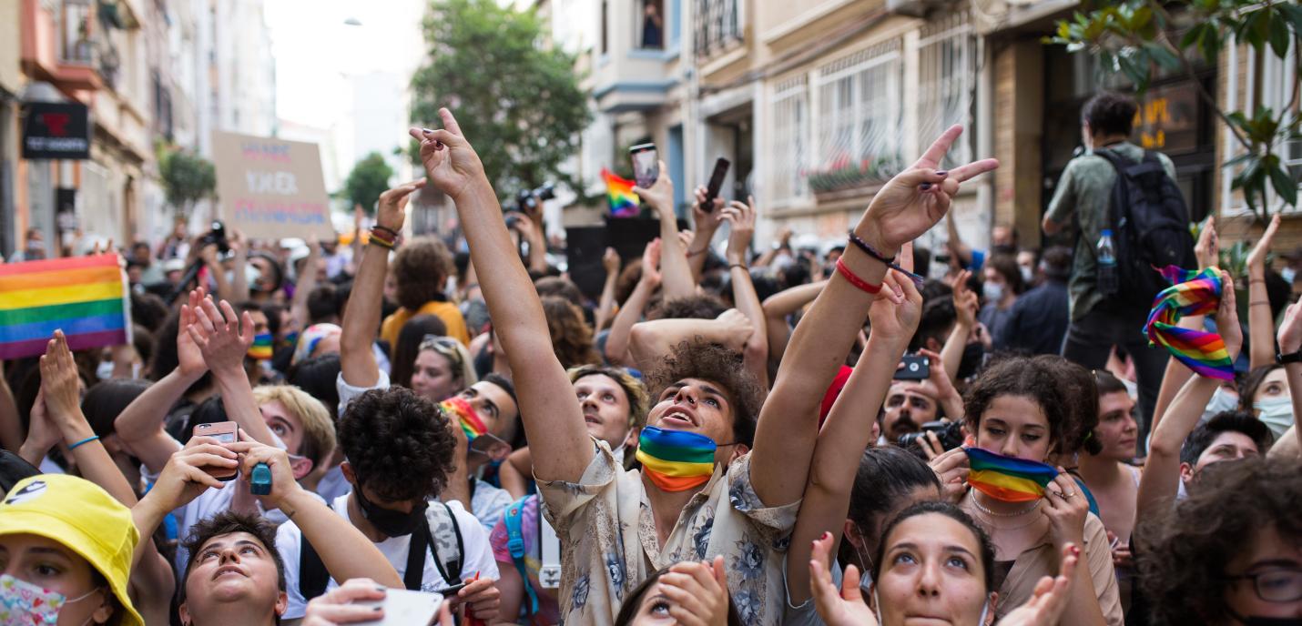 Des manifestant·e·s sont rassemblé·e·s lors de la marche de la fierté d'Istanbul 2021