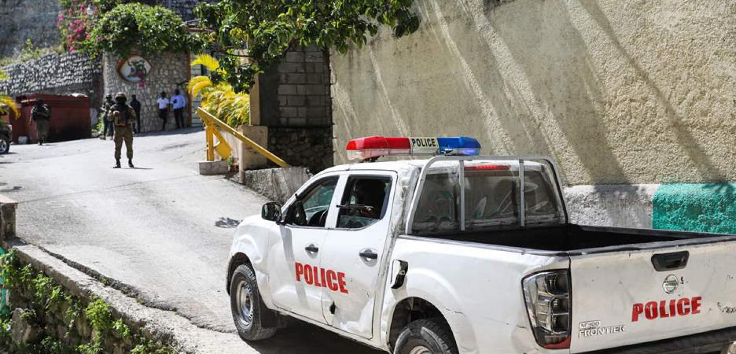 Un camion de police est dans une rue d'Haïti