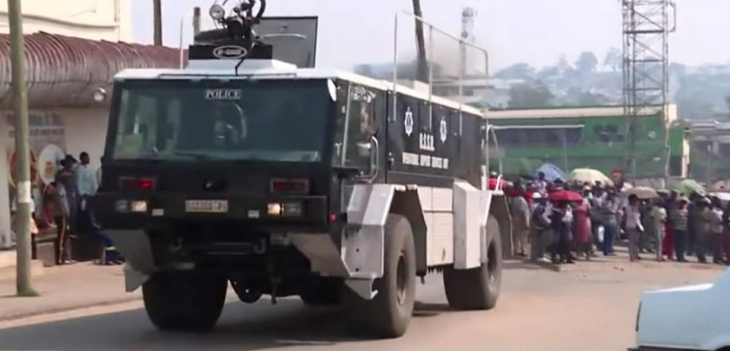 Un camion blindé passe sur une rue de l'Eswatini