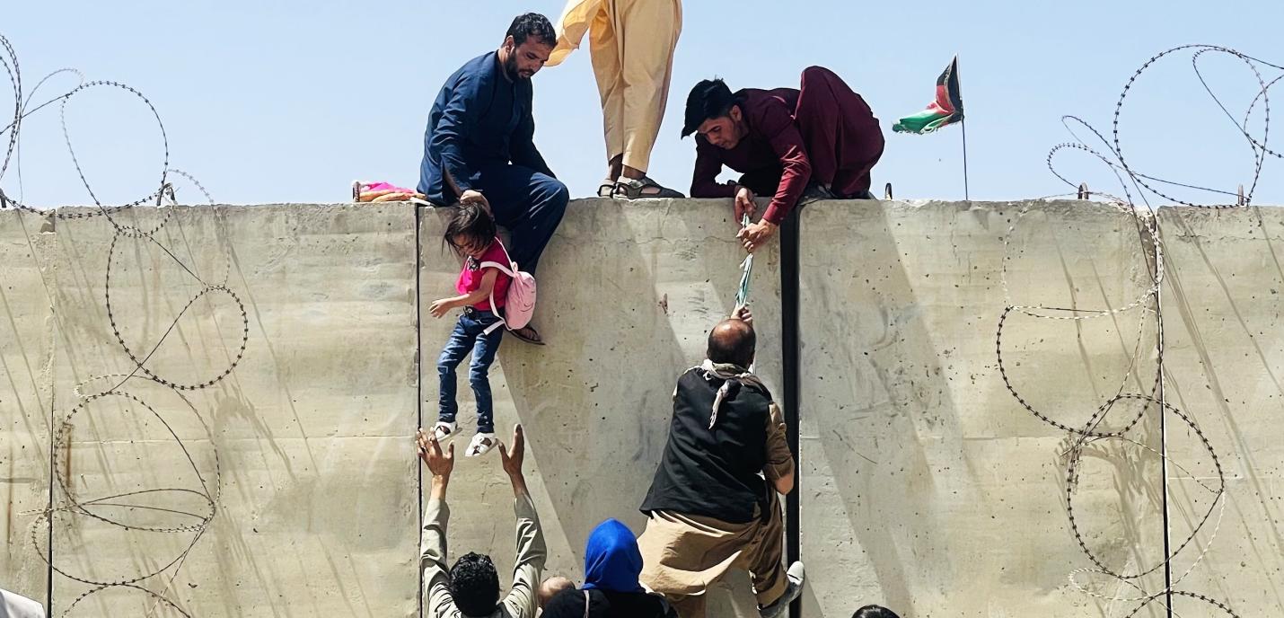 Des milliers d'Afghans se précipitent à l'aéroport de Kaboul