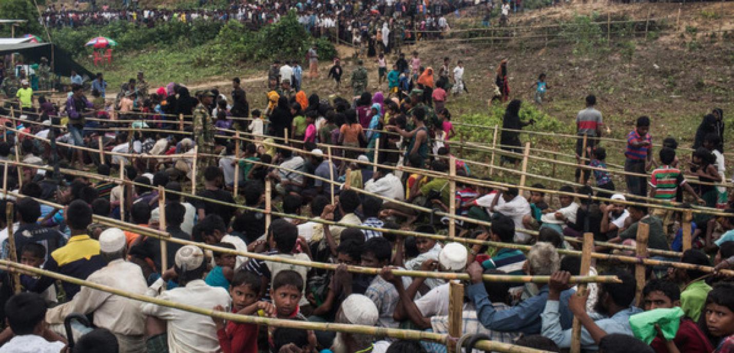 Réfugié.e.s rohingyas pendant la distribution de nourriture au Bangladesh