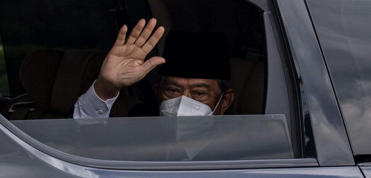 Le Premier ministre de la Malaise fait signe de la main