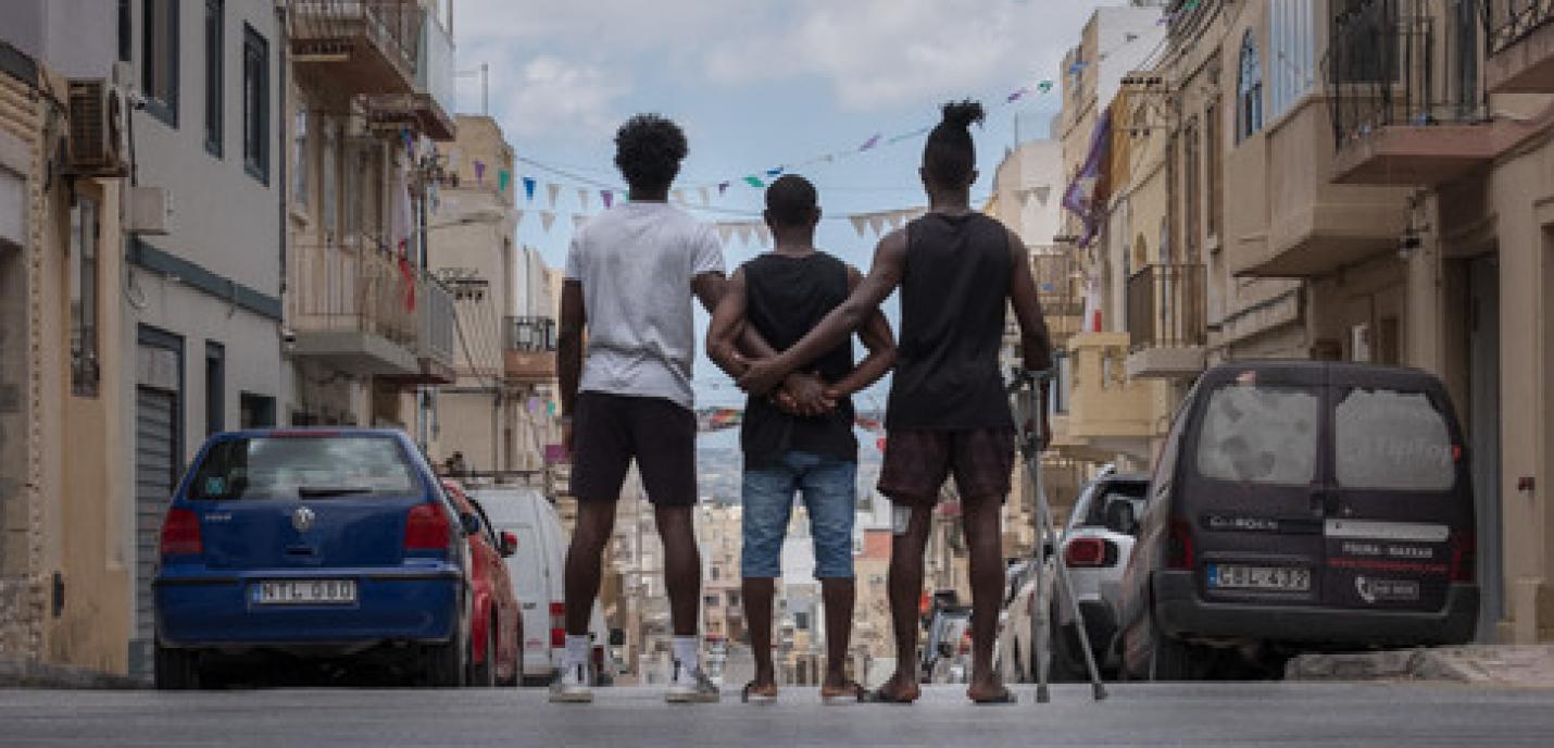 Trois jeunes garçons dans la rue représentant les 3 El Hiblu 