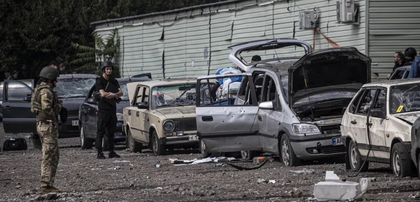 Des voitures accidentées et un soldat