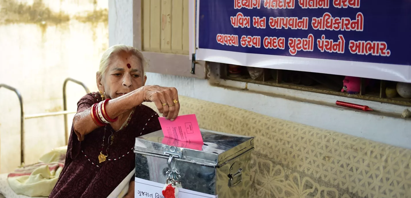 Une madame qui vote en Inde