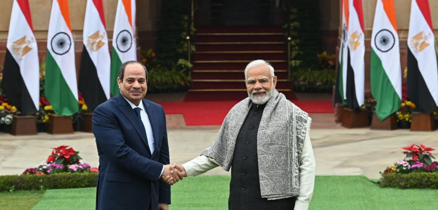 Abdel Fattah al-Sissi et Narendra Modī qui se serrent la main