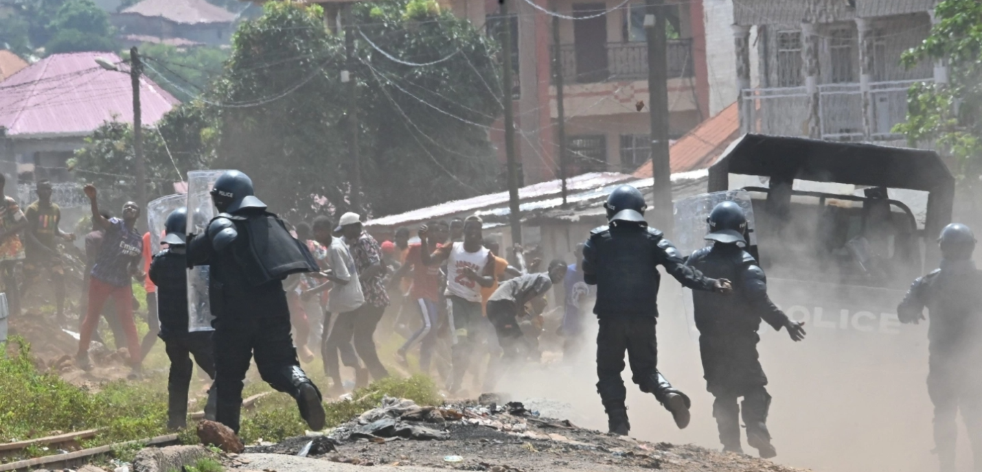 Une confrontation entre des forces de l'ordre et des manifestants