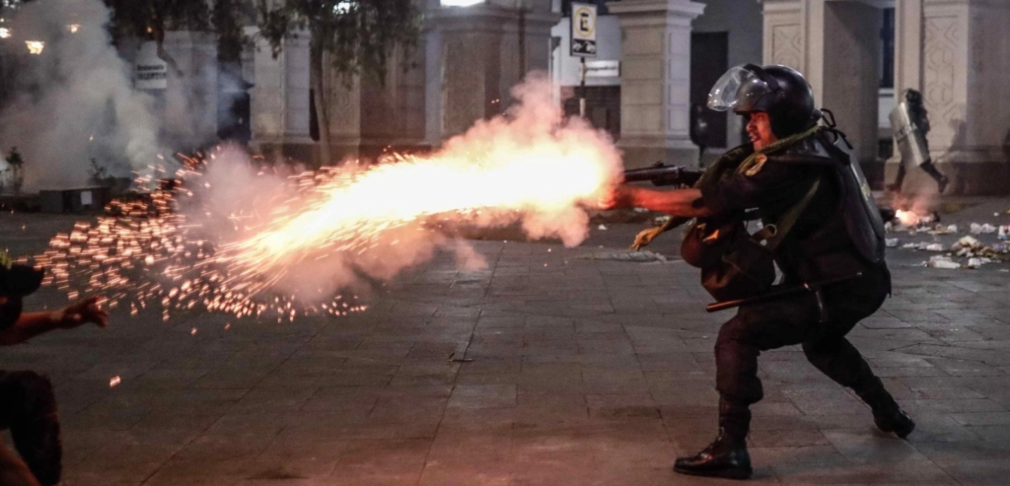 Un policier avec un fumigène