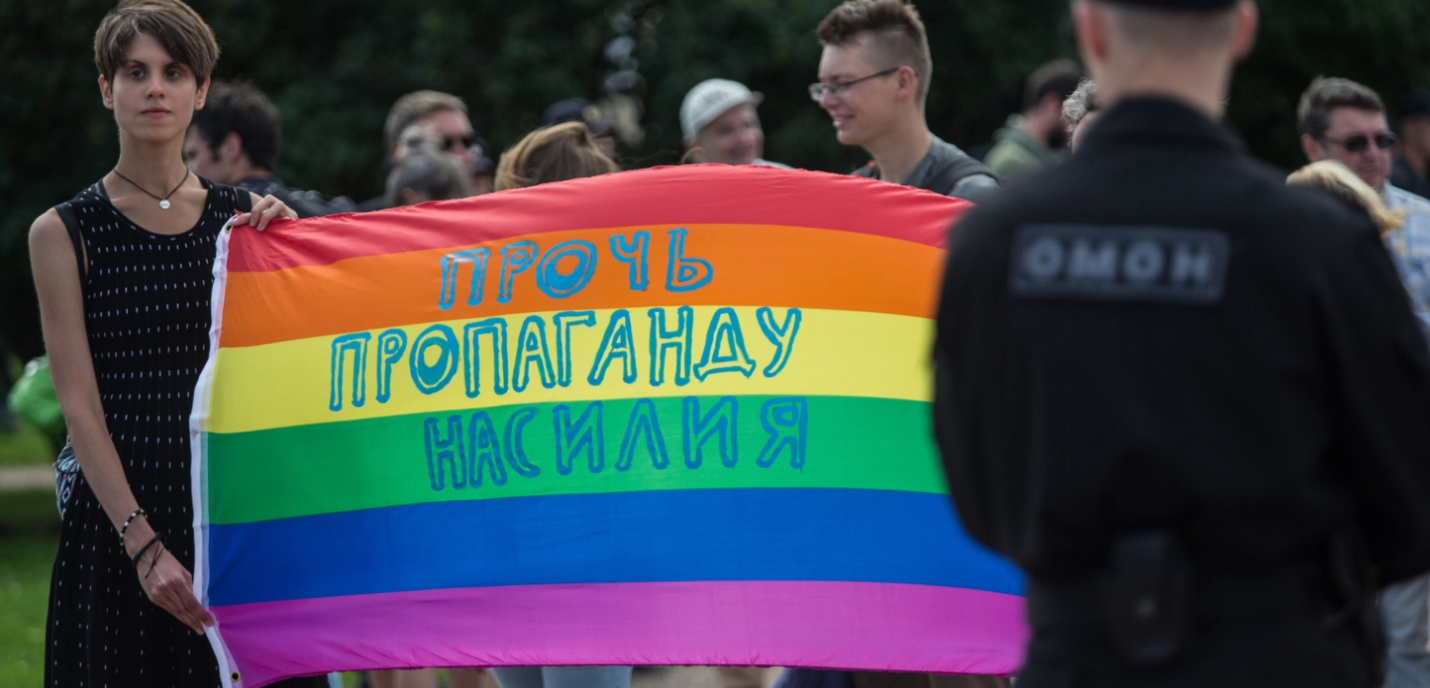 Une manifestation avec des militants portant le drapeau LGBTI