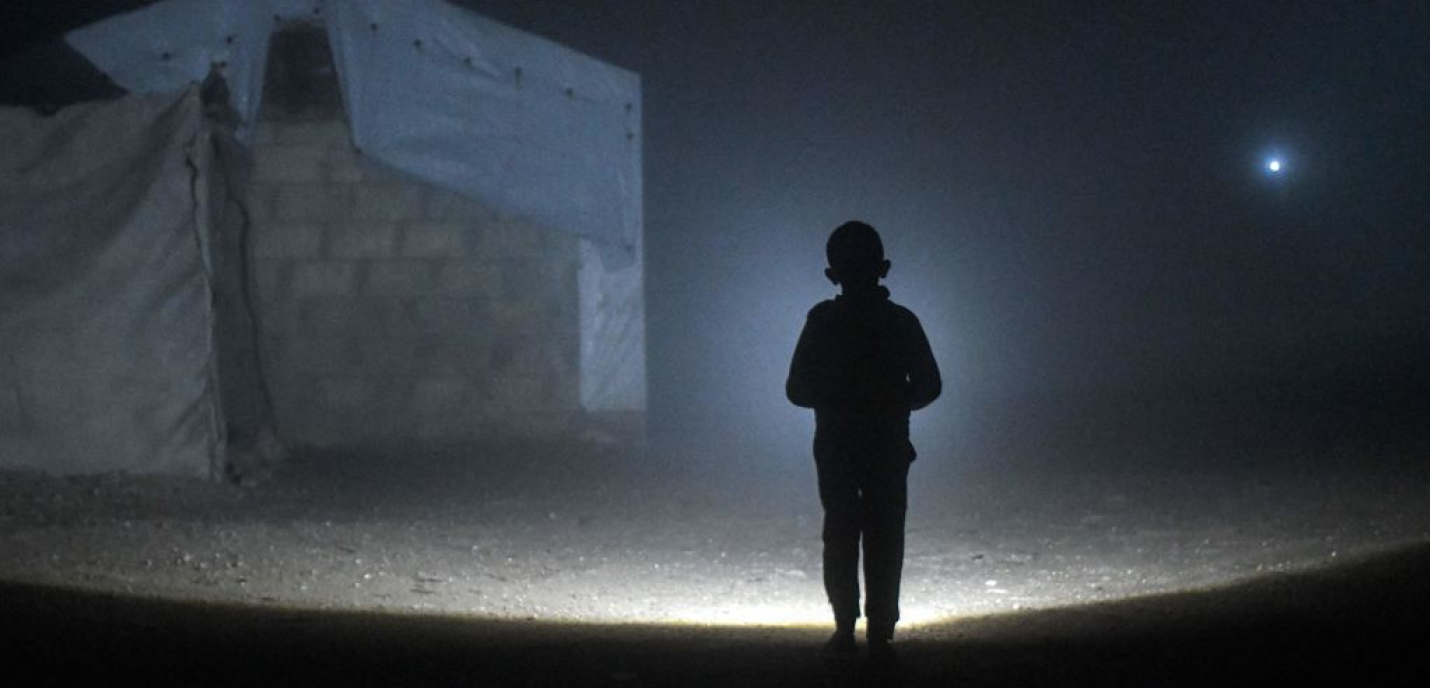 L'ombre d'un enfant dans un paysage nocturne