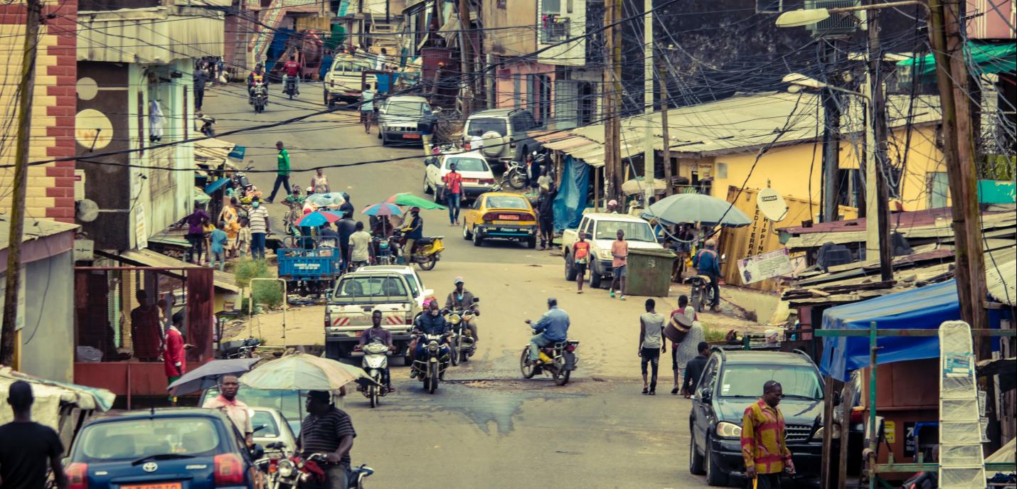 Une rue du Cameroun avec des voitures et des piétons