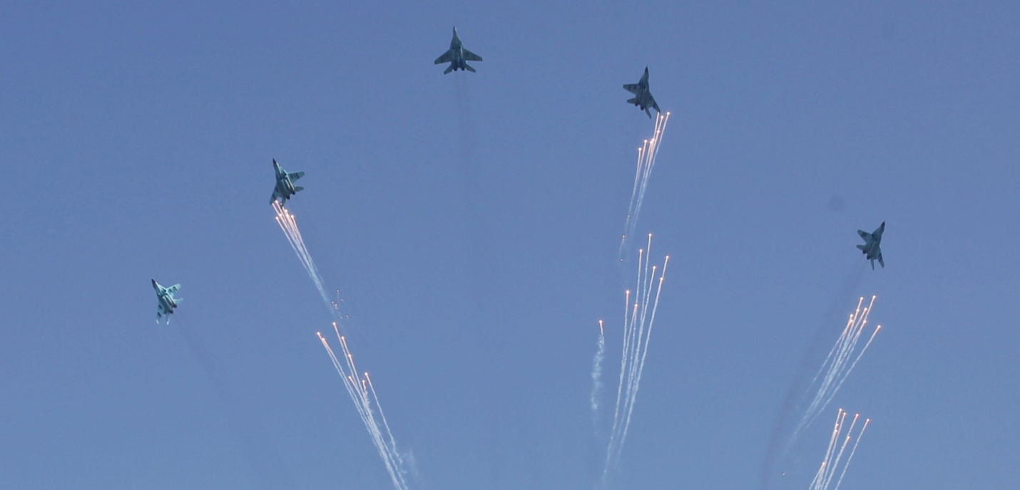 Des avions de l'armée dans le ciel