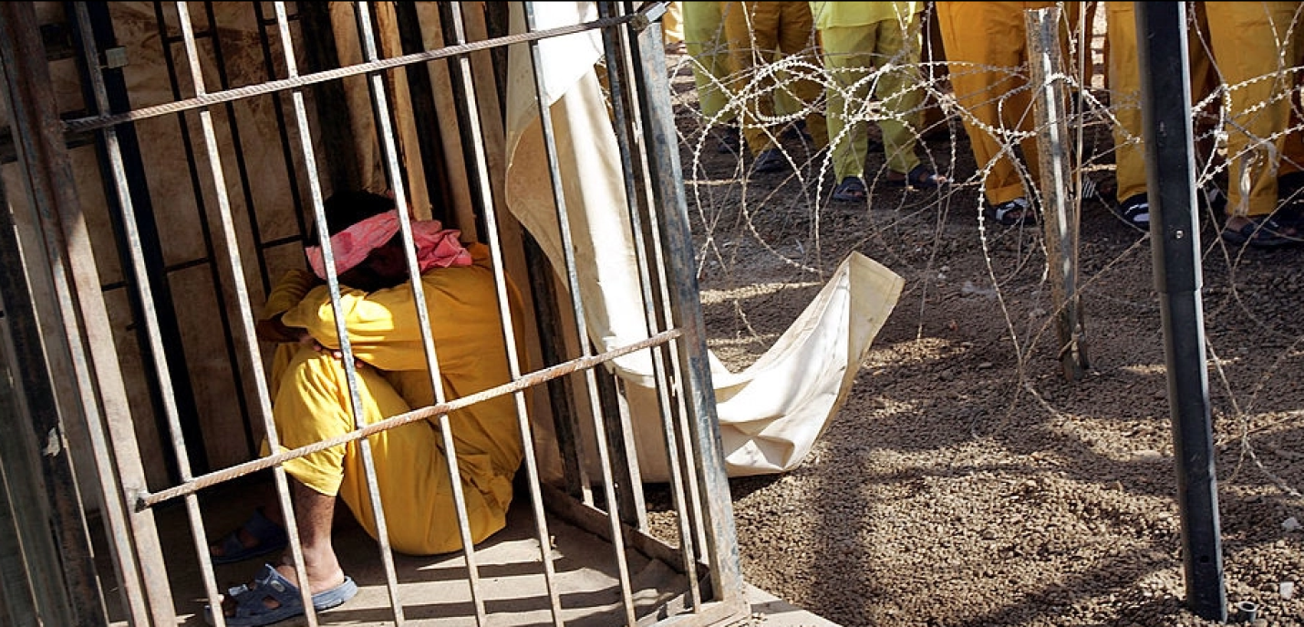 Homme enfermé dans une prison Irak