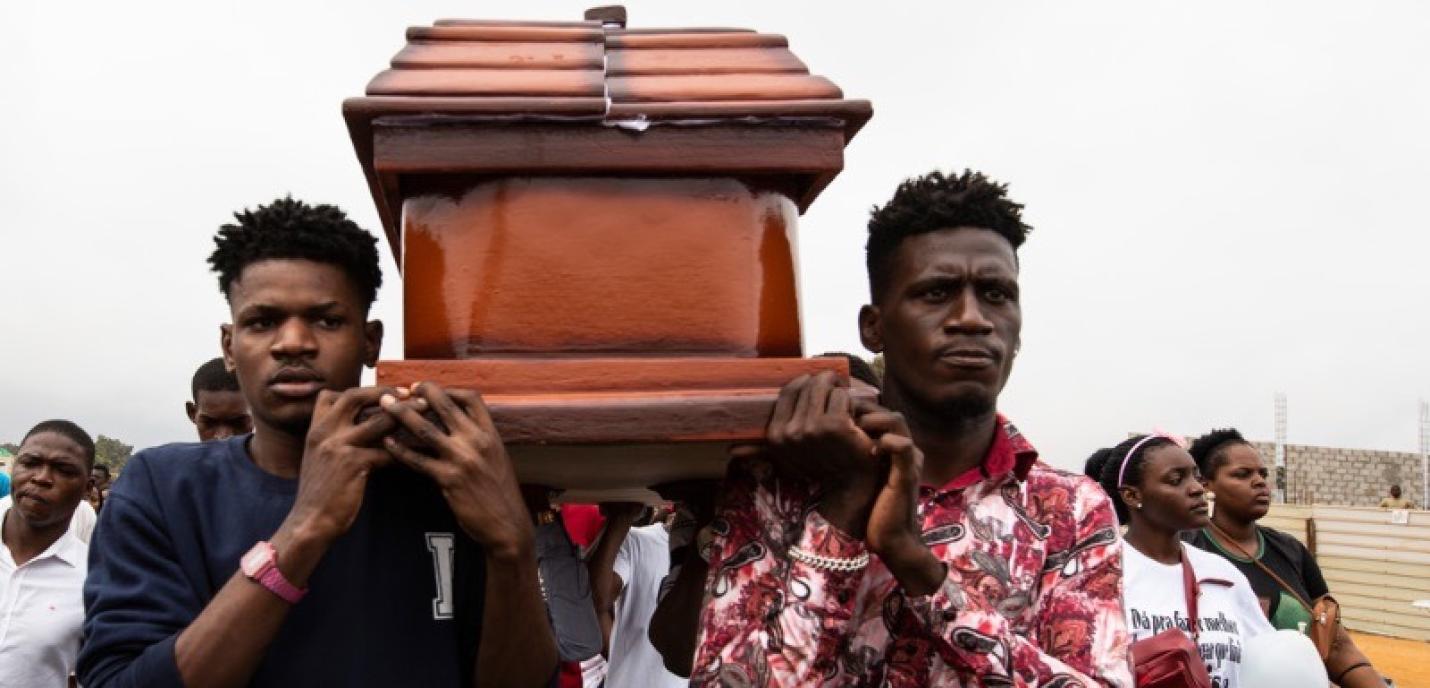 deux hommes porte un cercueil