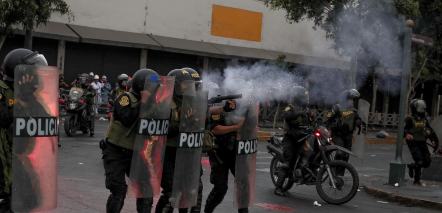 La police avec des gaz lacrymogène